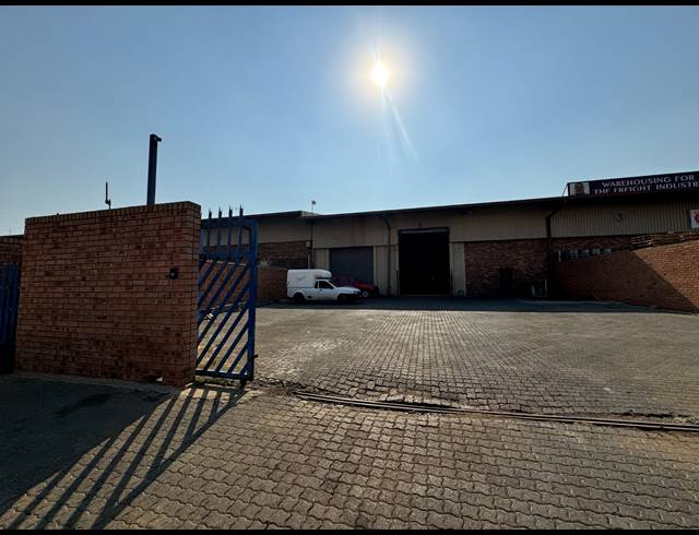 950M² WAREHOUSE TO LET IN JET PARK